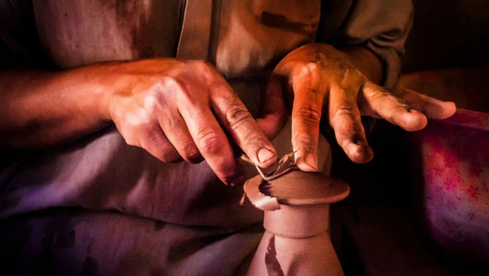 A potter at work in Tunis Village