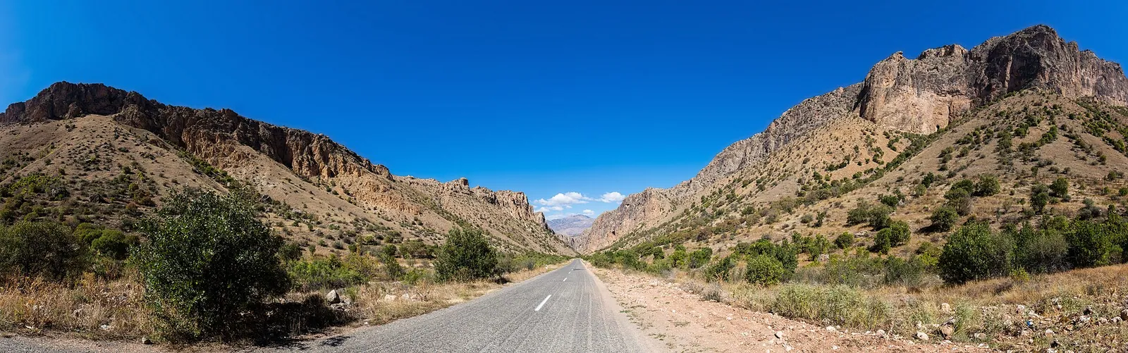 The gorge road to Noravank