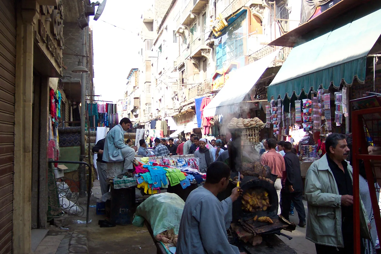 stock free/cairo/cairo 013 souk khan elkhalili — إيجار شقق فندقية القاهرة للعائلات الخليجية 2026