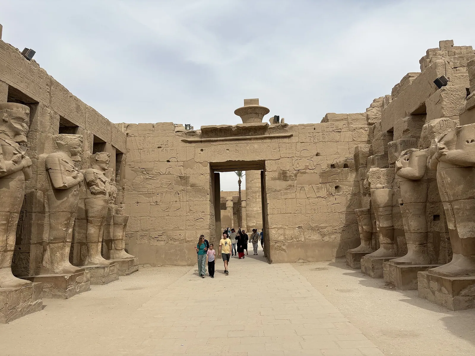 stock free/luxor/luxor 006 karnak temple complex egypt67 — الأقصر وأسوان للخليجيين: برنامج سياحي متكامل 2026