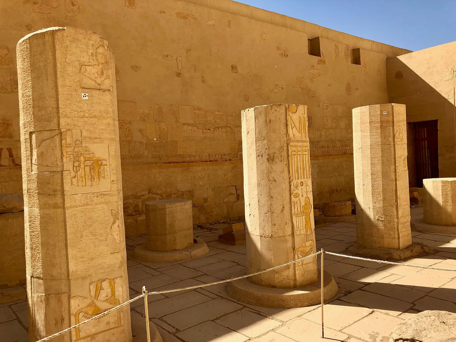 stock free/luxor/luxor 125 third courtyard mortuary temple of hatshepsut — ميزانية رحلة مصر للخليجيين: التكلفة اليومية ا