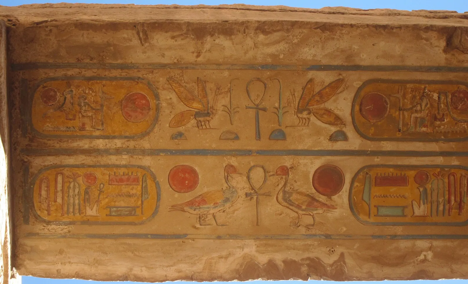 stock free/luxor/luxor 141 underside of lintel at karnak temple complex — Silvester an den Pyramiden 2026/2027: Kairo-Re