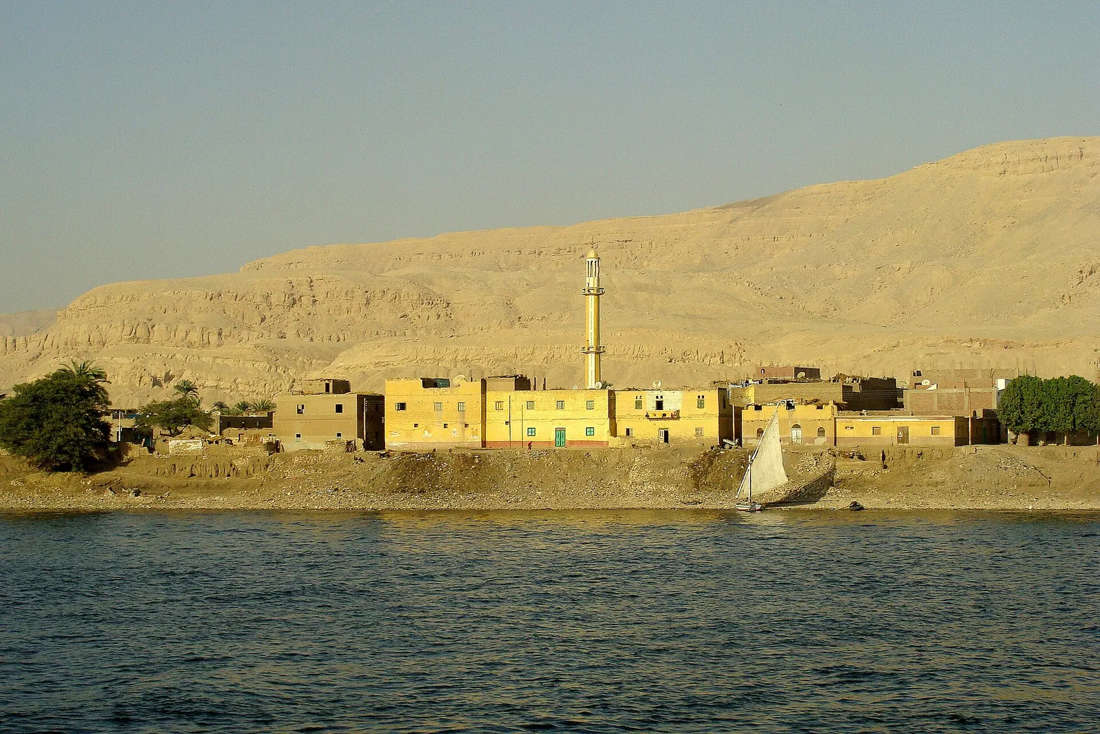 stock free/nile cruise/nile cruise 006 02010 05813 esna nile cruise upstream from luxor t - ¿Cuánto cuesta un viaje a Eg