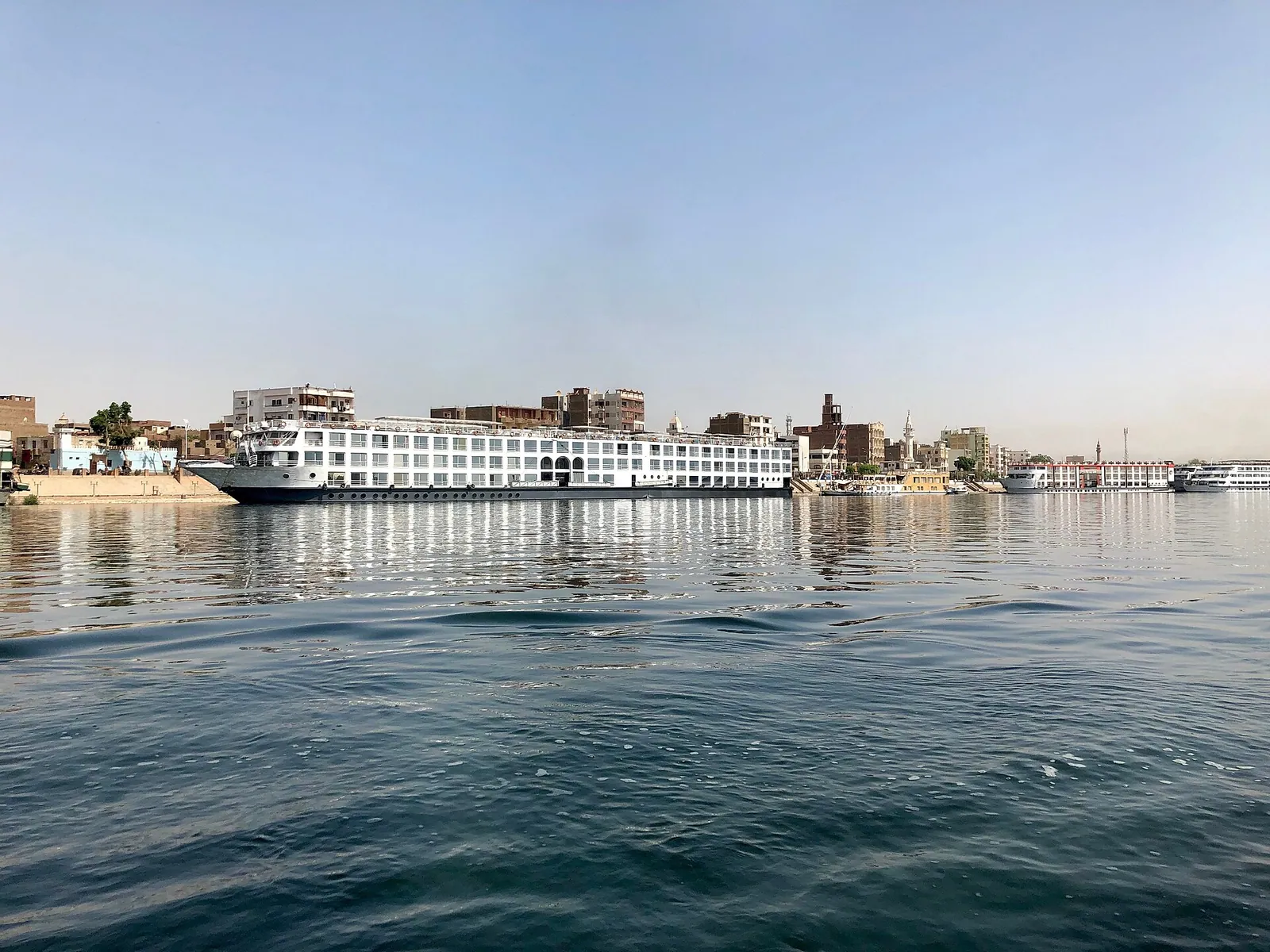 stock free/nile cruise/nile cruise 016 cruise ships along the corniche edfu ag egy 4 — شهر العسل في مصر للخليجيين: أفضل 