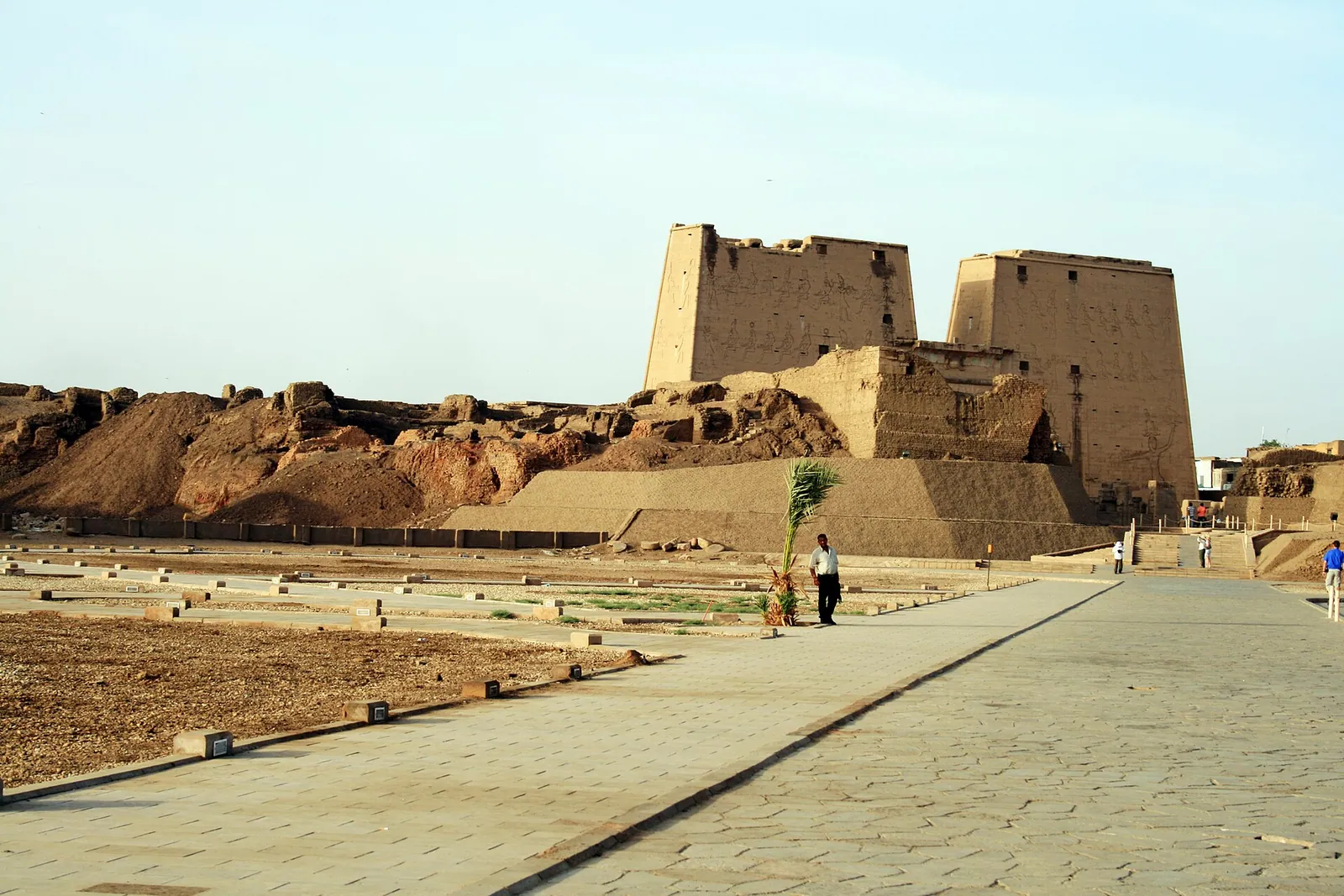 Templo de Edfu visto desde el Nilo durante un crucero por el Alto Egipto