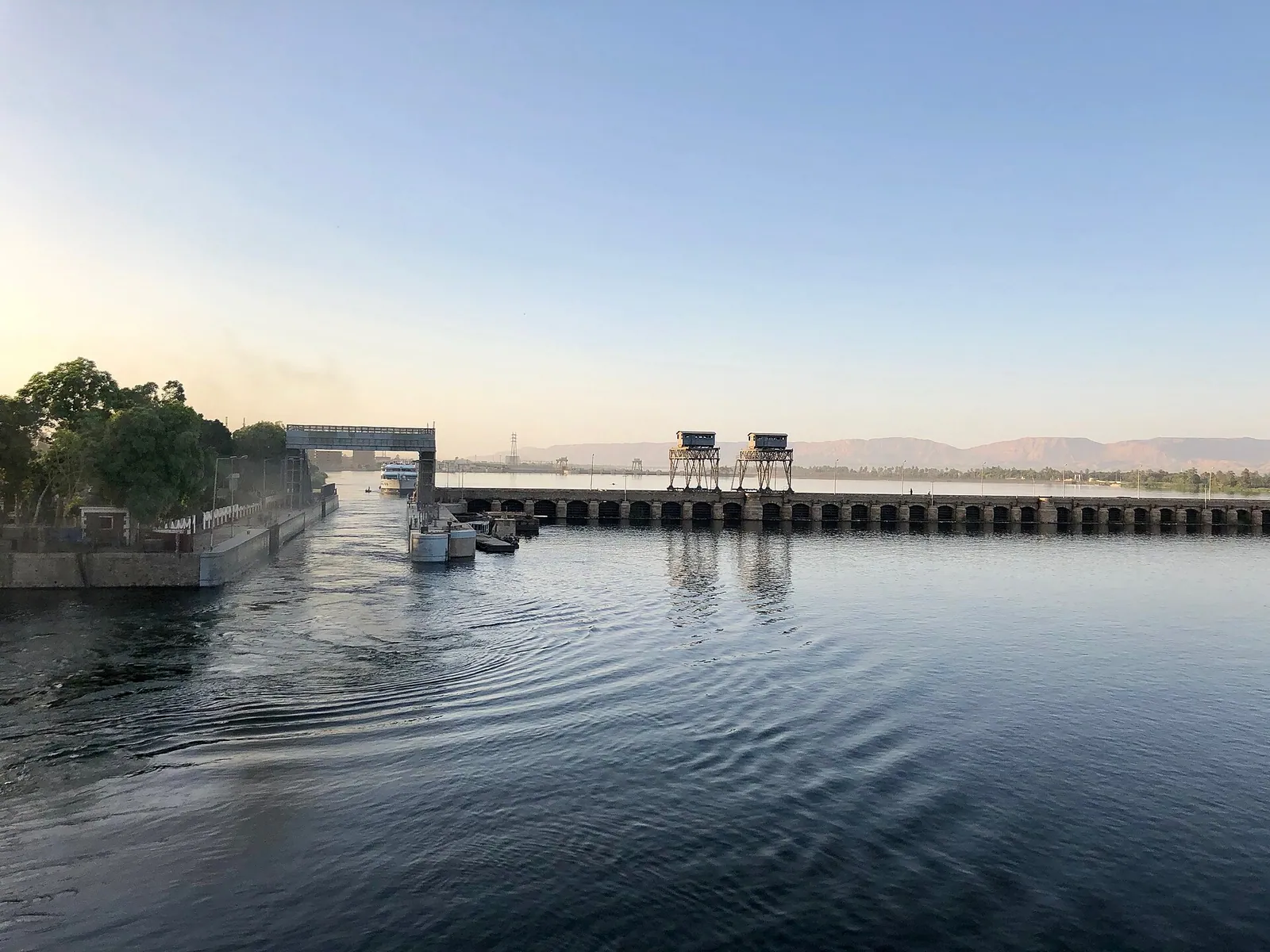 stock free/nile cruise/nile cruise 116 old esna dam and lock esna lg egy 48005391808 — ميزانية رحلة مصر للخليجيين: التكل