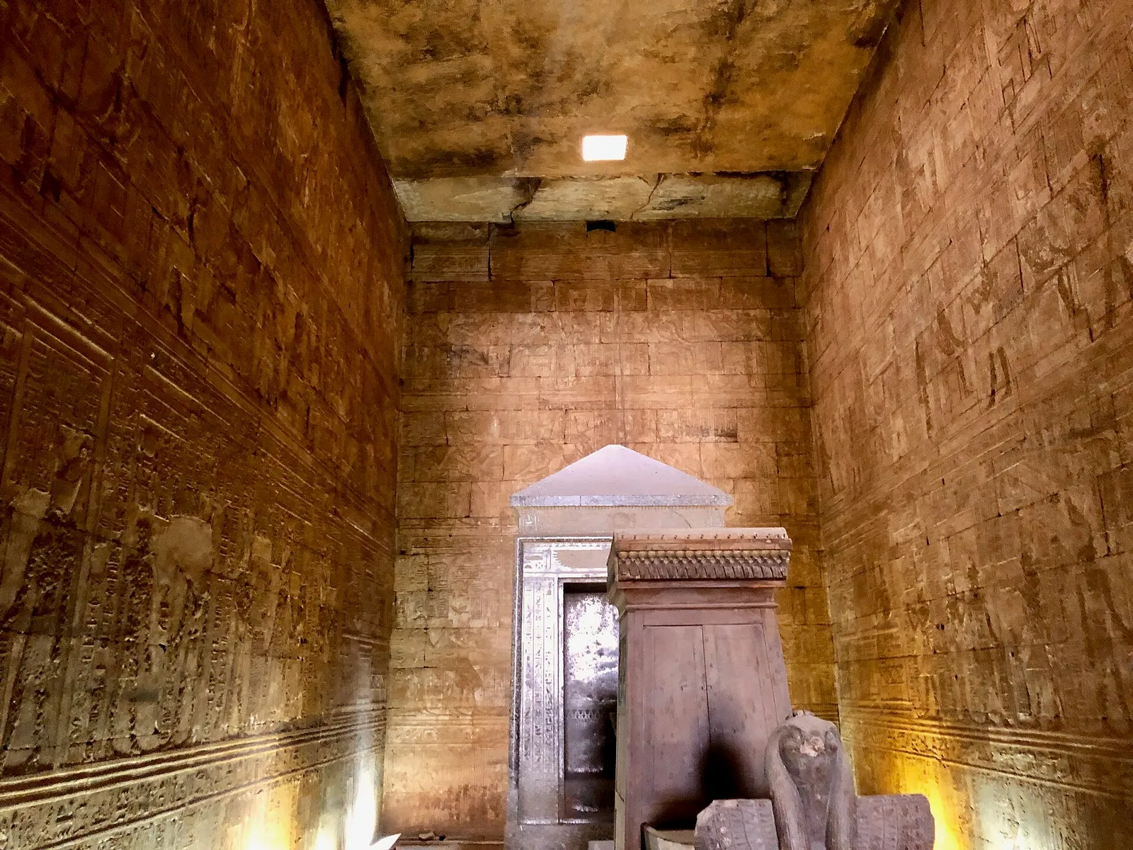 stock free/nile cruise/nile cruise 174 sanctuary of horus temple of horus at edfu ed - Egypt Beach Resort vs Nile Cruise